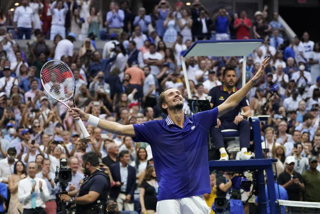 KK3 New York - Ruský tenista Daniil Medvedev sa teší po víťazstve nad Srbom Novakom Djokovičom vo finále mužskej dvojhry na grandslamovom turnaji US Open 12. septembra 2021 v New Yorku. Ruský tenista Daniil Medvedev sa stal víťazom mužskej dvojhry na US Open a získal prvý grandslamový titul v kariére. Vo finále zvíťazil po životnom výkone ako nasadená dvojka nad turnajovou jednotkou Srbom Novakom Djokovičom 6:4, 6:4, 6:4 a prekazil mu kalendárny Grand Slam. FOTO TASR/AP
Daniil Medvedev, of Russi