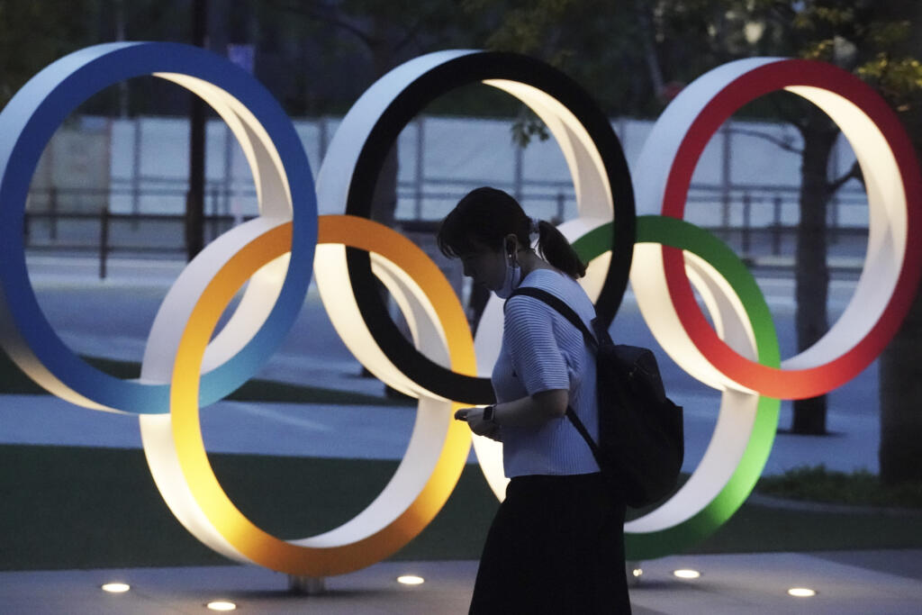 KK6 Tokio - Na snímke žena kráča okolo olympijských kruhov pred novým Národným štadiónom 22. júla 2020 v Tokiu. Vo štvrtok 23. júla sa začal odpočítavať rok do začiatku olympijských hier. Pôvodne sa mali letné olympijské hry uskutočniť tento rok, pre pandémiu ich preložili na budúce leto. FOTO TASR/AP
A woman walks at the Olympic rings in front of the New National Stadium Wednesday, July 22, 2020, in Tokyo. The postponed Tokyo Olympics have again reached the one-year-to-go mark. But the celebrat