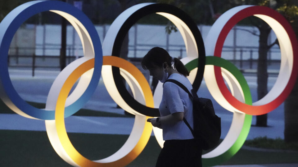 KK6 Tokio - Na snímke žena kráča okolo olympijských kruhov pred novým Národným štadiónom 22. júla 2020 v Tokiu. Vo štvrtok 23. júla sa začal odpočítavať rok do začiatku olympijských hier. Pôvodne sa mali letné olympijské hry uskutočniť tento rok, pre pandémiu ich preložili na budúce leto. FOTO TASR/AP
A woman walks at the Olympic rings in front of the New National Stadium Wednesday, July 22, 2020, in Tokyo. The postponed Tokyo Olympics have again reached the one-year-to-go mark. But the celebrat