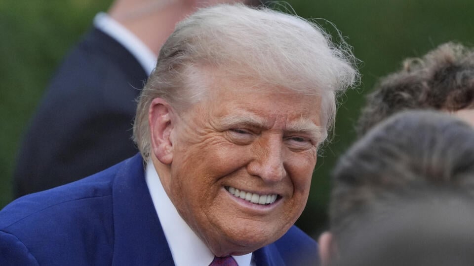 WA 18 Washington - Americký prezident Donald Trump sa víta s hosťami na pikniku na južnom trávniku Bieleho domu vo štvrtok 12. júna 2025. Trump pre televíznu stanicu Fox News v piatok ráno povedal, že vopred vedel o izraelskom útoku na Irán. Opätovne zdôraznil, že Teherán „nemôže získať jadrovú zbraň“, uvádza americká televízna stanica, na ktorú sa odvoláva agentúra AFP, píše TASR. Spojené štáty už v priebehu noci informovali, že na izraelskom útoku na iránske jadrové zariadenia sa nepodieľali.