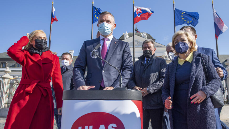 Na snímke zľava podpredsedníčka strany Denisa Saková, predseda strany Hlas - SD Peter Pellegrini, člen predsedníctva strany Ján Blcháč a členka predsedníctva strany Ľubica Laššáková počas brífingu s novinármi pred Prezidentským palácom na tému "Referendum za predčasné voľby" 3. máj 2021 v Bratislave. FOTO TASR - Martin Baumann