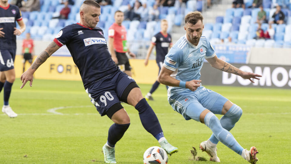 Na snímke vpravo Aleksandar Čavrič (Slovan) a vľavo Matúš Čonka (ViOn) bojujú o loptu v zápase 6. kola Fortuna ligy ŠK Slovan Bratislava - FC ViOn Zlaté Moravce - Vráble v Bratislave v nedeľu 29. augusta 2021. FOTO TASR - Pavel Neubauer

