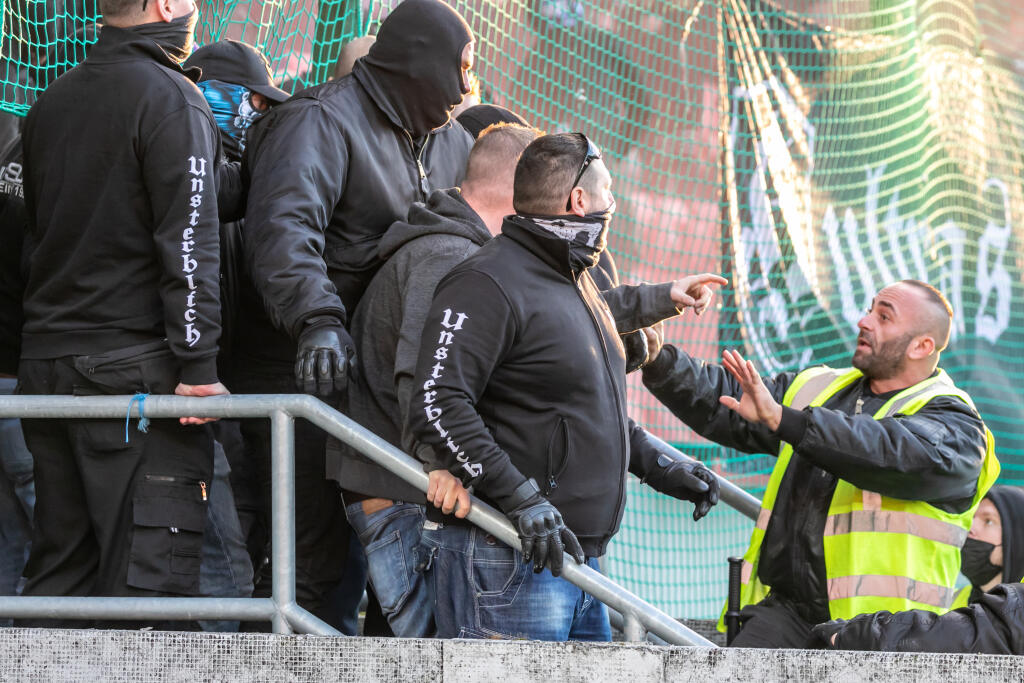 Na snímke je futbalový zápas medzi FC Spartak Trnava a ŠK Slovan Bratislava, ktorý sa skončil predčasne a fanúšikovia obidvoch táborov vnikli na hraciu plochu.