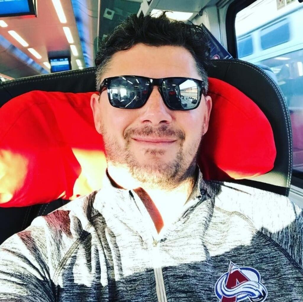 Rodák zo Skalice, ktorý počas aktívnej kariéry odohral v najkvalitnejšej hokejovej lige na svete 12 zápasov za San Jose Sharks, pracuje v organizácii Colorada už šesť rokov ako európsky skaut.