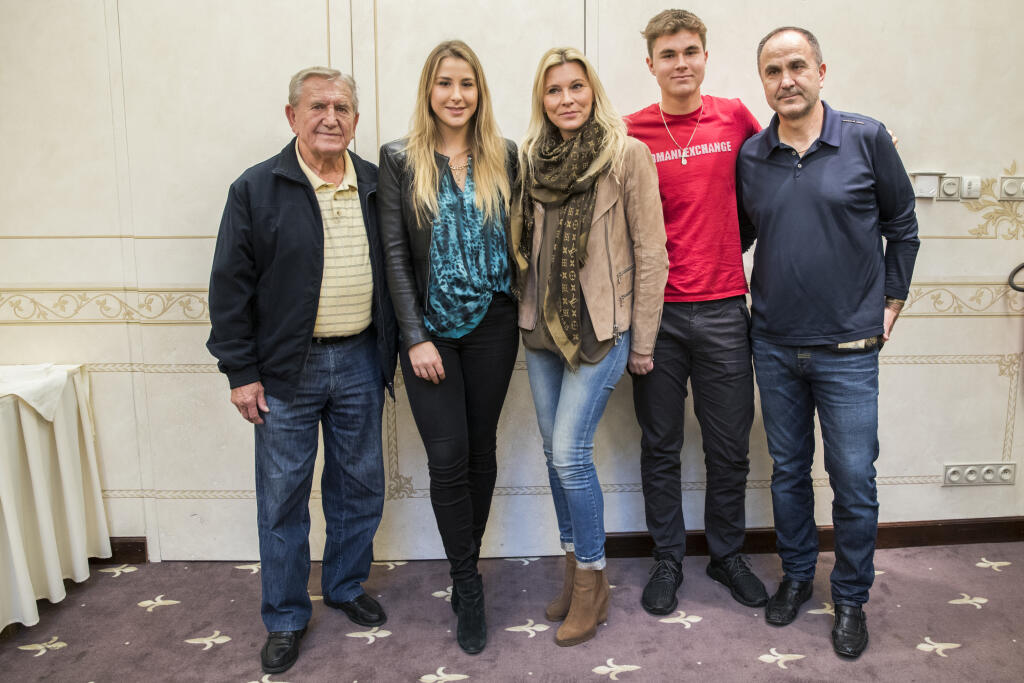 Na archívnej snímke Belinda Benčičová s rodinou pocas tlacovej konferencie k 9. rocniku tenisovej exhibicie Tennis Champions 2016.