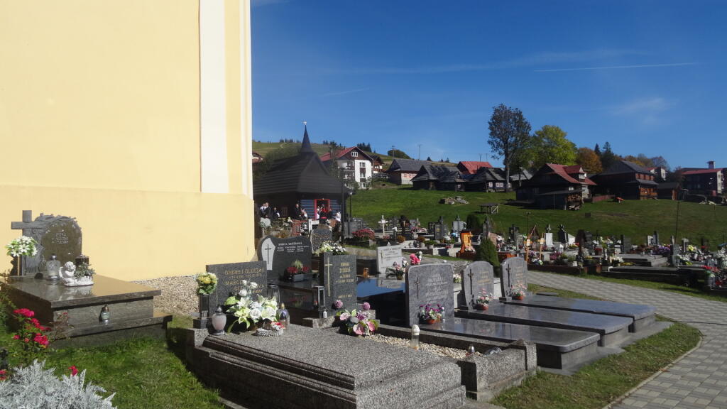 Malá budova v tvare kostolíka vpravo, je dom smútku, v ktorým sa Ždiarania lúčili s mladíkom pri otvorenej truhle.