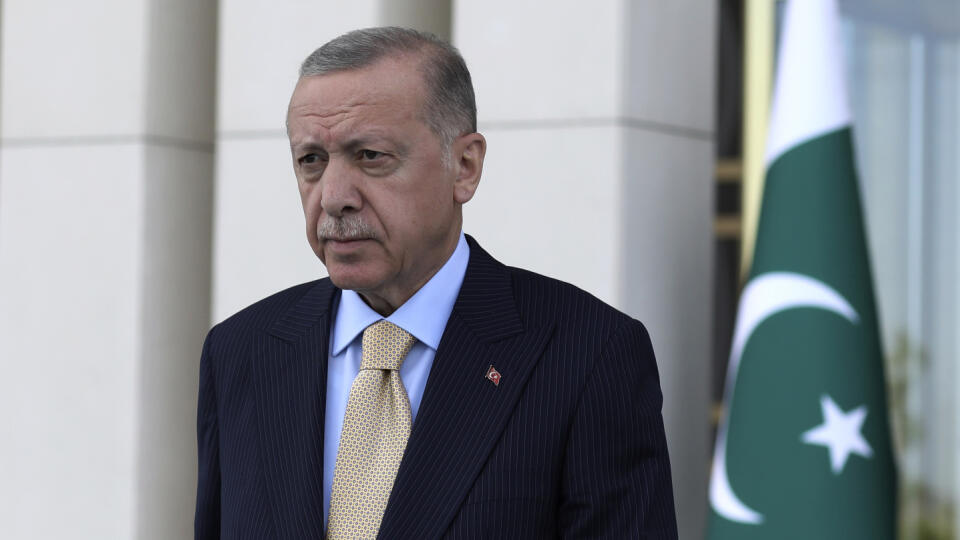WA 4 Ankara - Turecký prezident Recep Tayyip Erdogan prichádza na slávnostnú ceremóniu do Ankary v stredu 1. júna 2022. Erdogan v stredu oznámil, že ďalej odmieta rokovať s predstaviteľmi Grécka pre pokračujúci spor nad ostrovmi a vzdušným priestorom v Egejskom mori. FOTO TASR/AP
Turkish President Recep Tayyip Erdogan arrives for a ceremony in Ankara, Turkey, Wednesday, June 1, 2022.Turkey will no longer hold high-level talks with Greece, Erdogan said Wednesday. Ankara resumed negotiations wit