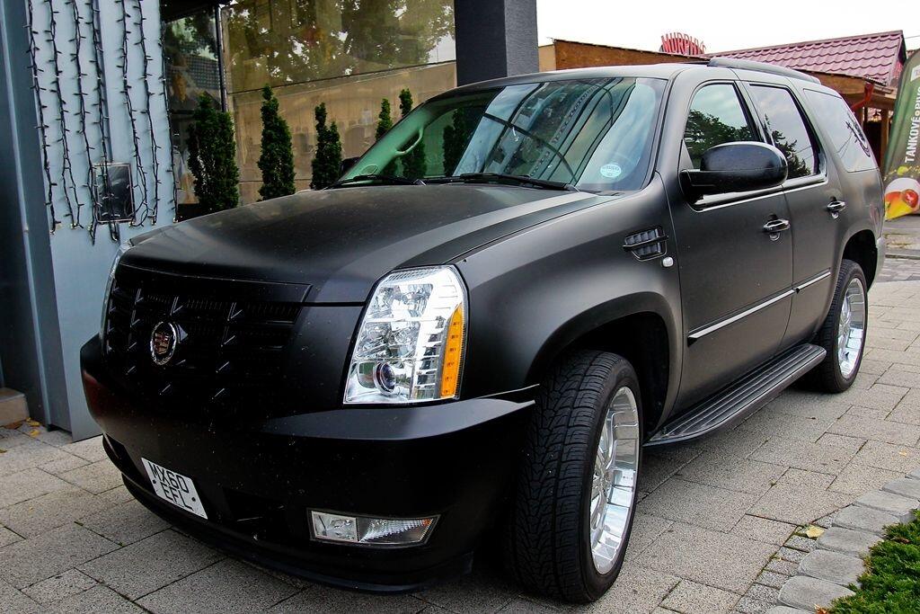 V roku 2013 sa Škrtel doviezol na reprezentačný zraz do Senca na Cadillacu Escalade. Mohutné auto čiernej aut mohlo vtedy vyjsť na približne 120-tisíc eur