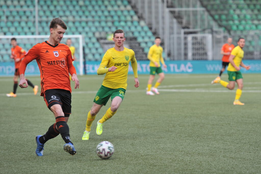 Na snímke vľavo futbalista Mário Mrva (Ružomberok) a Dawid Kurminowski (Žilina) počas 22. kola Fortuna ligy MŠK Žilina - MFK Ružomberok 6. marca 2021 v Žiline. FOTO TASR - Erika Ďurčová