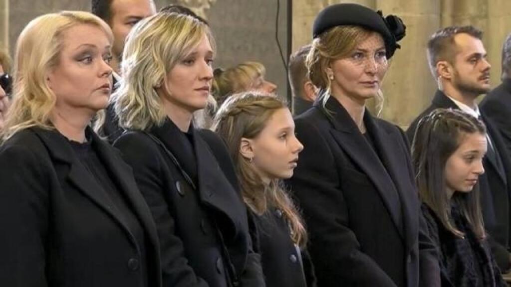 Ivana Gottová a všetky dcéry Karla Gotta na poslednej rozlúčke s ich manželom a otcom.