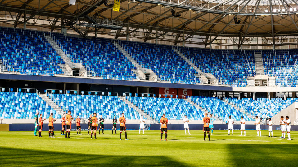 Ilustračná fotografia - Na snímke hráči pred začiatkom zápasu Fortuna ligy medzi ŠK Slovan Bratislava a MFK Ružomberok po obnovení súťažných zápasov po pandémiíí koronavírusu.