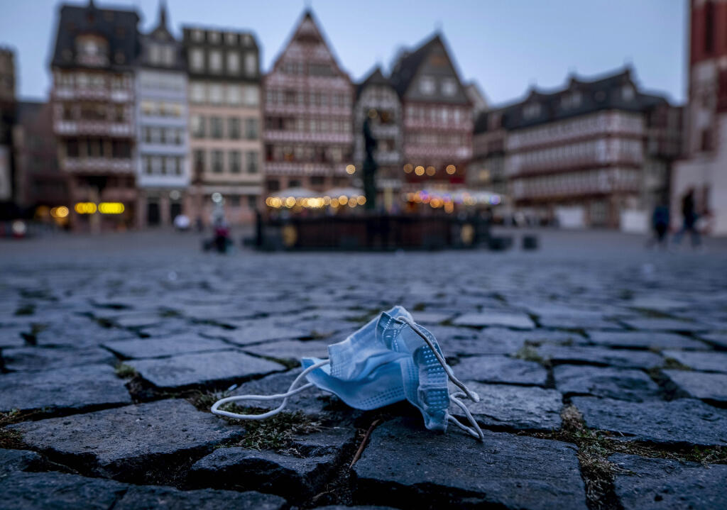 EBE 2 Frankfurt nad Mohanom - Na snímke ochranné rúško leží na zemi na prázdnom historickom trhovisku Römerberg, ktoré je obyčajne plné turistov v nemeckom Frankfurte nad Mohanom 17. septembra 2020. FOTO TASR/AP
A face mask left in Roemerberg square, that is usually crowded by tourists, in Frankfurt, Germany, Thursday, Sept. 17, 2020. (AP Photo/Michael Probst)