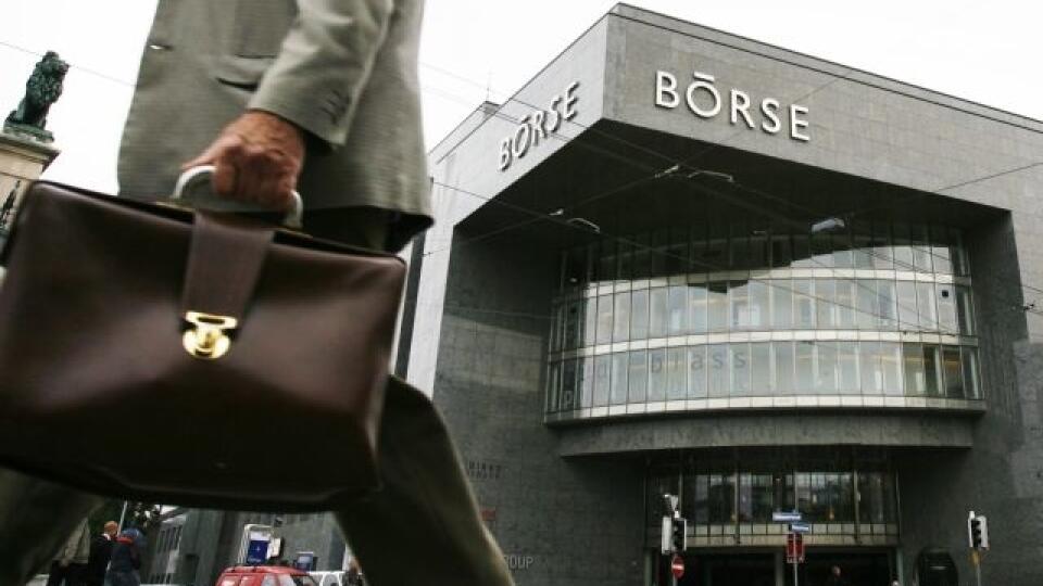 rm 9 Zürich - Chodec prechádza pred burzou cenných papierov v Zürichu 30.septembra 2008. Európska komisia dnes oznaèila neprijatie záchranného balíka pre banky v americkom Kongrese za sklamanie a vyzvala všetkých zainteresovaných, aby rýchlo prijali nové riešenie problému. FOTO TASR/AP A pedestrian walks in front of Swiss stock exchange in Zurich, Switzerland, on Tuesday, Sept. 30, 2008. European leaders urged the United States to rescue its rejected multibillion dollar bailout package to stabi