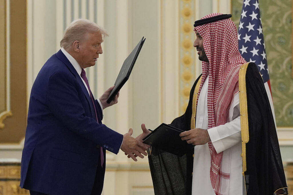 JB 23 Rijád - Americký prezident Donald Trump (vľavo) a saudskoarabský korunný princ Muhammad bin Salmán si podávajú ruky po výmene podpísaných dokumentov počas ich stretnutia v kráľovskom paláci v saudskoarabskom Rijáde v utorok 13. mája 2025. Prezident USA Donald Trump pricestoval na návštevu Saudskej Arábie, ktorá je prvou zastávkou jeho blízkovýchodného turné. Následne zavíta do Kataru a Spojených arabských emirátov. FOTO TASR/AP

President Donald Trump and Saudi Crown Prince Mohammed bin Sa