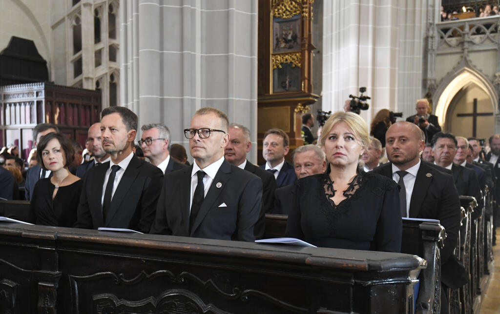 Zuzana Čaputová mala čierne šaty s čipkou od Borisa Hanečku oblečené aj počas pohrebnej svätej omše a rozlúčky so zosnulým slovenským kardinálom Jozefom Tomkom v Katedrále sv. Alžbety v Košiciach 16. augusta 2022.