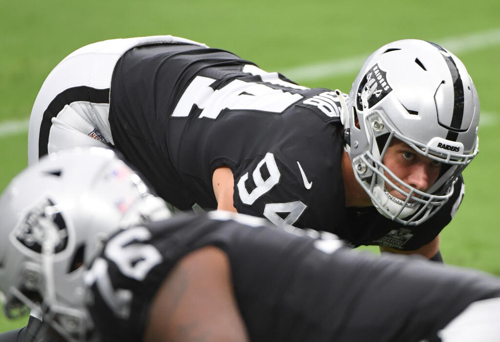Carl Nassib (USA) - Hráč amerického futbalu a opora tímu Las Vegas Raiders sa vôbec ako prvý hráč najprestížnejšej ligy amerického futbalu NFL priznal k tomu, že je homosexuál. Za svoje slová si vyslúžil obrovskú pochvalu a mnohí jeho čin ocenili, že sa nebál otvorene priznať k náklonnosti k opačnému pohlaviu.