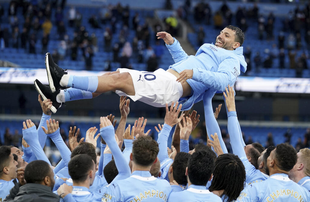 KK18 Manchester - Hráči Manchestru City vyhadzujú do vzduchu spoluhráča Sergia Agüera počas osláv majstrovského titulu po záverečnom 38. kola anglickej futbalovej Premier League Manchester City - FC Everton 23. mája 2021 v Manchestri. FOTO TASR/AP
Manchester City players throw teammate Manchester City's Sergio Aguero in the air to celebrate winning the English Premier League title after the soccer match between Manchester City and Everton at the Etihad stadium in Manchester, Sunday, May 23, 2021