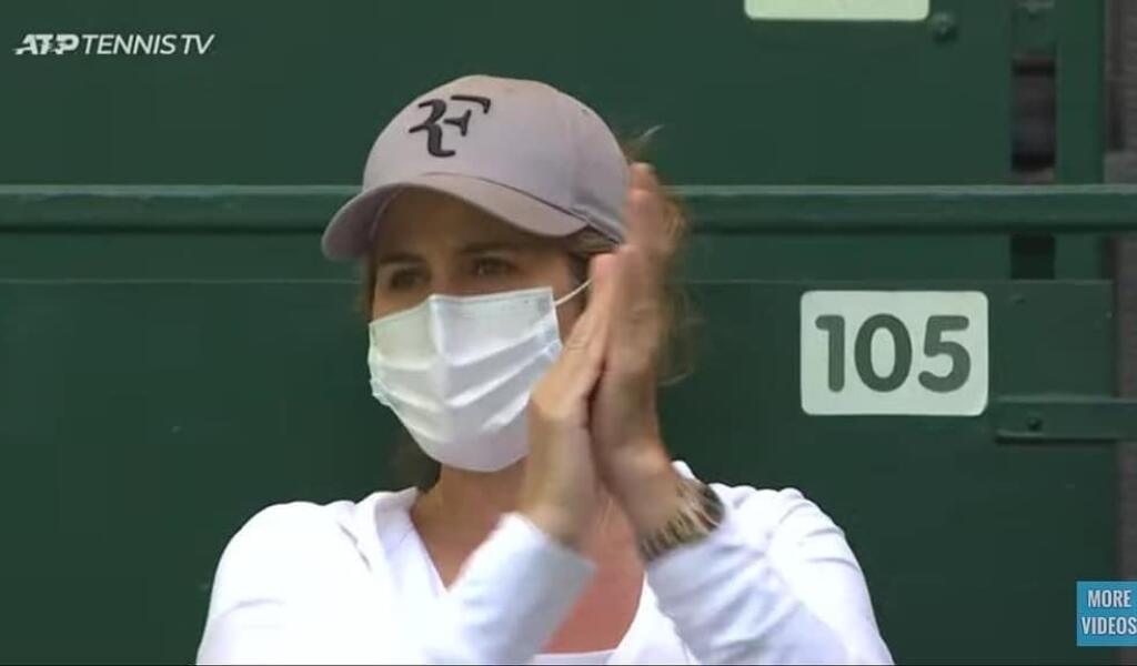 Mirka sledovala víťazstvo svojho manžela v 1. kole nad Iljom Ivaškom. S výberom outfitu si veľa starostí nerobila, v mikine a šiltovke so značkou svojho manžela pôsobila, akoby si vychutnávala domácu pohodičku, či cestovala na rodinný výlet.
