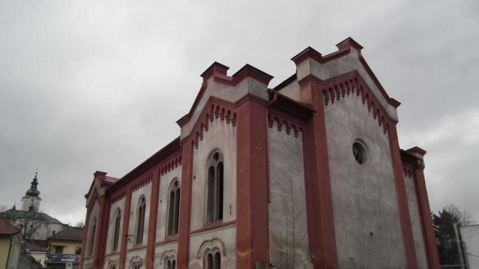 Novorománska  synagóga  Z 19. STOROČIA :  Rekonštrukcia  by jej mala vrátiť  pôvodnú krásu.