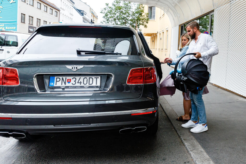 Na snímke Dominika Cibulková a Michal Navara vychádzajú z Privatklinik Döbling vo Viedni, pôrodnice, v ktorej Dominika priviedla na svet prvorodeného syna Jakuba.