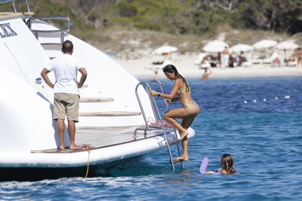 Ústrednou postavou výletu na megajachte neboli futbalové hviezdy, ale manželka Lionela Messiho Antonella. Paparazzi fotografi z nej nevedeli odtrhnúť objektívy a najviac už tradične bil do očí jej bujný dekolt.
