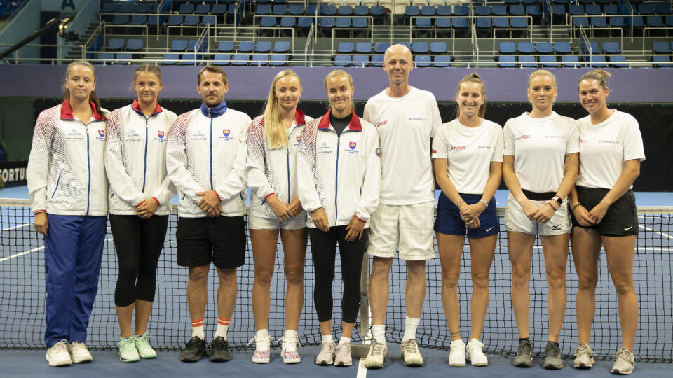Na snímke zľava slovenský fedcupový tenisový tím Viktória Kužmová, Katarína Kužmová, kapitán tímu Matel Lipták, Rebeka Šramková, Anna Karolína Schmiedlová a český fedcupový tenisový tím zľava kapitán Petr Pála, Markéta Vondroušová, Tereza Martincová a Miriam Kolodzejová počas žrebu Pohára priateľstva Slovensko - Česko 3. júla 2020 v Bratislave. FOTO TASR - Pavel Neubauer
