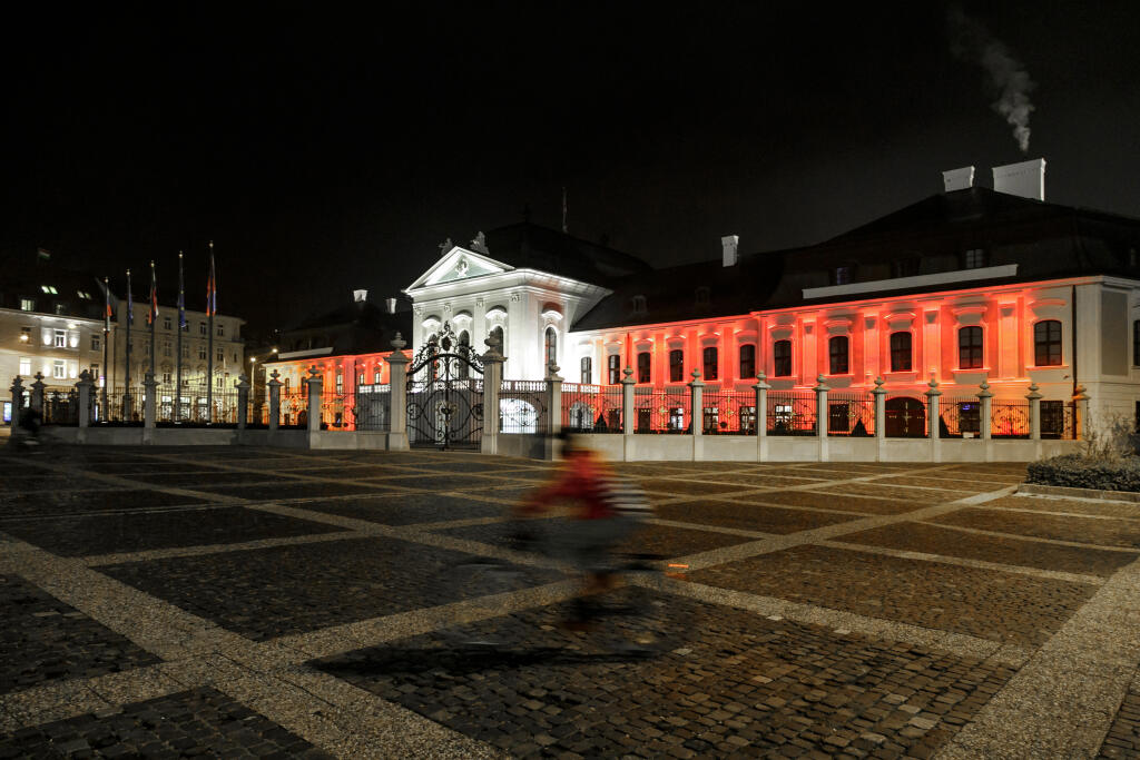 Na snímke Prezidentský palác v Bratislave vysvietený v rakúskych národných farbách na znak solidarity s Rakúskom a jeho obyvateľmi po pondelkových (2. 11.) teroristických útokoch v Bratislave 3. novembra 2020. FOTO TASR - Dano Veselský