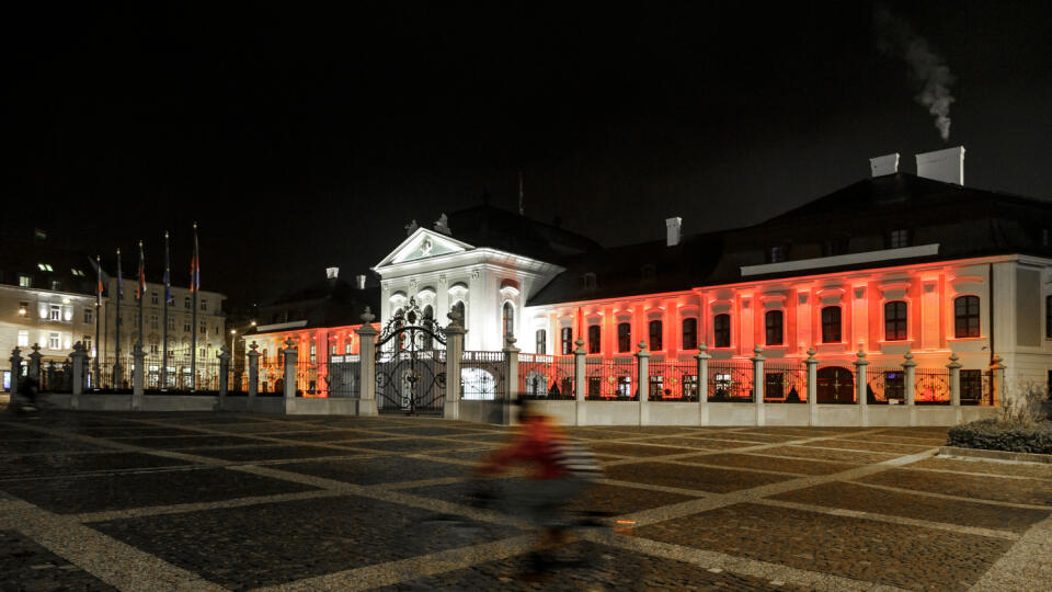 Na snímke Prezidentský palác v Bratislave vysvietený v rakúskych národných farbách na znak solidarity s Rakúskom a jeho obyvateľmi po pondelkových (2. 11.) teroristických útokoch v Bratislave 3. novembra 2020. FOTO TASR - Dano Veselský