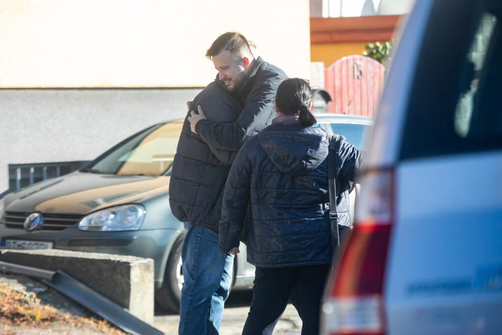 Už pár hodín po tragédii sa pri dome začali schádzať smutiaci, ktorí sa objímali a mali slzy na krajíčku.
