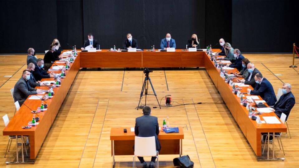 celkový pohľad Roman Mikulec Juraj Krúpa podpredseda Peter Pčolinský podpredsedníčka Denisa Saková kandidát Štefan Hamran