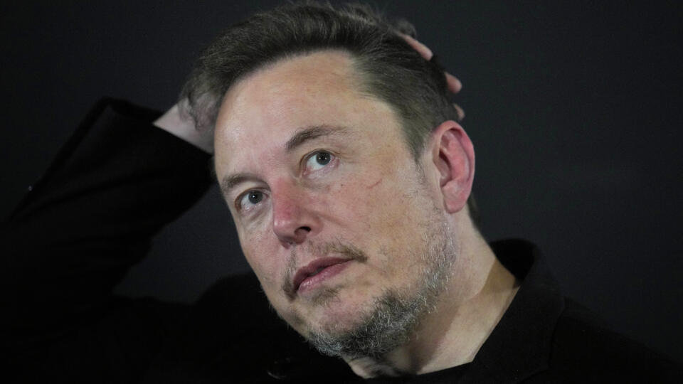 WA 16 archív Londýn - Na archívnej snímke z 2. novembra 2023 americký miliardár a majiteľ sociálnej siete X Elon Musk gestikuluje počas podujatia v Londýne. Európska komisia (EK) v pondelok 18. decembra 2023 vyhlásila, že začala oficiálne konanie voči sociálnej sieti X (predtým Twitter) amerického podnikateľa Elona Muska za porušenie zákona o digitálnych službách (DSA). Na X sa údajne šírili dezinformácie a došlo aj k porušeniu transparentnosti. FOTO TASR/AP
FILE - Elon Musk reacts during an