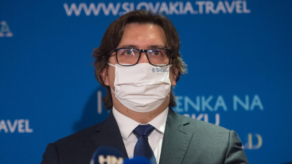 Na snímke prezident Slovenskej asociácie cestovných kancelárií a agentúr Roman Berkeš počas tlačovej konferencie Ministerstva dopravy a výstavby SR. Téma: Spúšťame schému pomoci cestovnému ruchu, 15. decembra 2020 v Bratislave. FOTO TASR - Martin Baumann