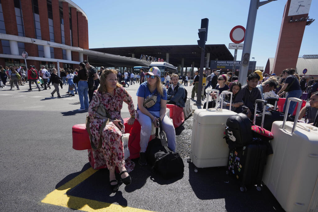 AZ13 Madrid - Cestujúci čakajú pred železničnou stanicou počas celonárodného výpadku elektrickej energie v Madride v pondelok 28. apríla 2025. FOTO TASR/AP


Passengers wait outside Atocha train station during a nationwide power outage in Madrid, Monday, April 28, 2025. (AP Photo/Manu Fernandez)