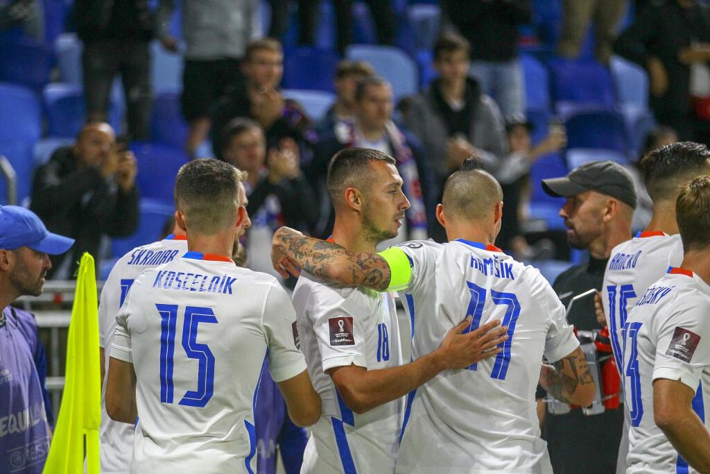 Radosť našich futbalistov po strelenom góle.