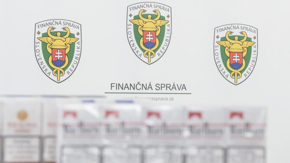 Na snímke nelegálne cigarety počas brífingu Kriminálneho úradu finančnej správy (FS) s novinármi na tému