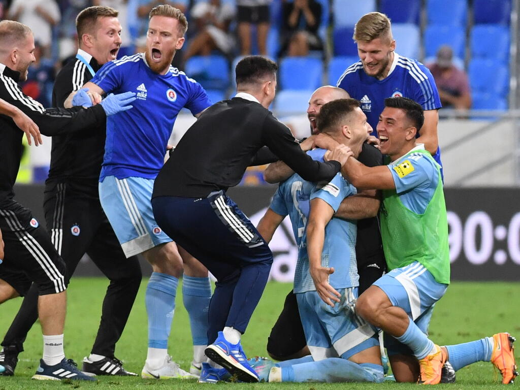 Na snímke dole druhý sprava Ivan Šaponjič (Slovan) sa teší z gólu na 1:1 počas odvetného zápasu 3. predkola Európskej ligy medzi ŠK Slovan Bratislava - FC Olympiakos Pireus 11. augusta 2022 v Bratislave. FOTO TASR - Martin Baumann