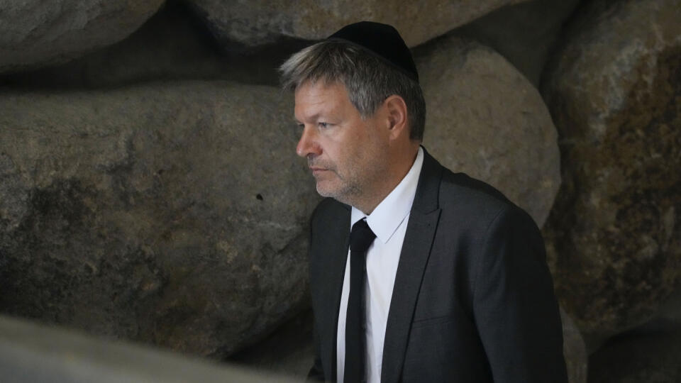EBE 28 Jeruzalem - Na snímke nemecký vicekancelár a minister hospodárstva Robert Habeck s jarmulkou na hlave počas návštevy pamätníka holokaustu Jad Vašem v Jeruzaleme 7. júna 2022. FOTO TASR/AP
German Vice Chancellor and Economy and Climate Minister Robert Habeck, wears a yarmulke during his visit to the Yad Vashem World Holocaust Remembrance Center in Jerusalem, Tuesday, June 7, 2022. (AP Photo/Tsafrir Abayov)