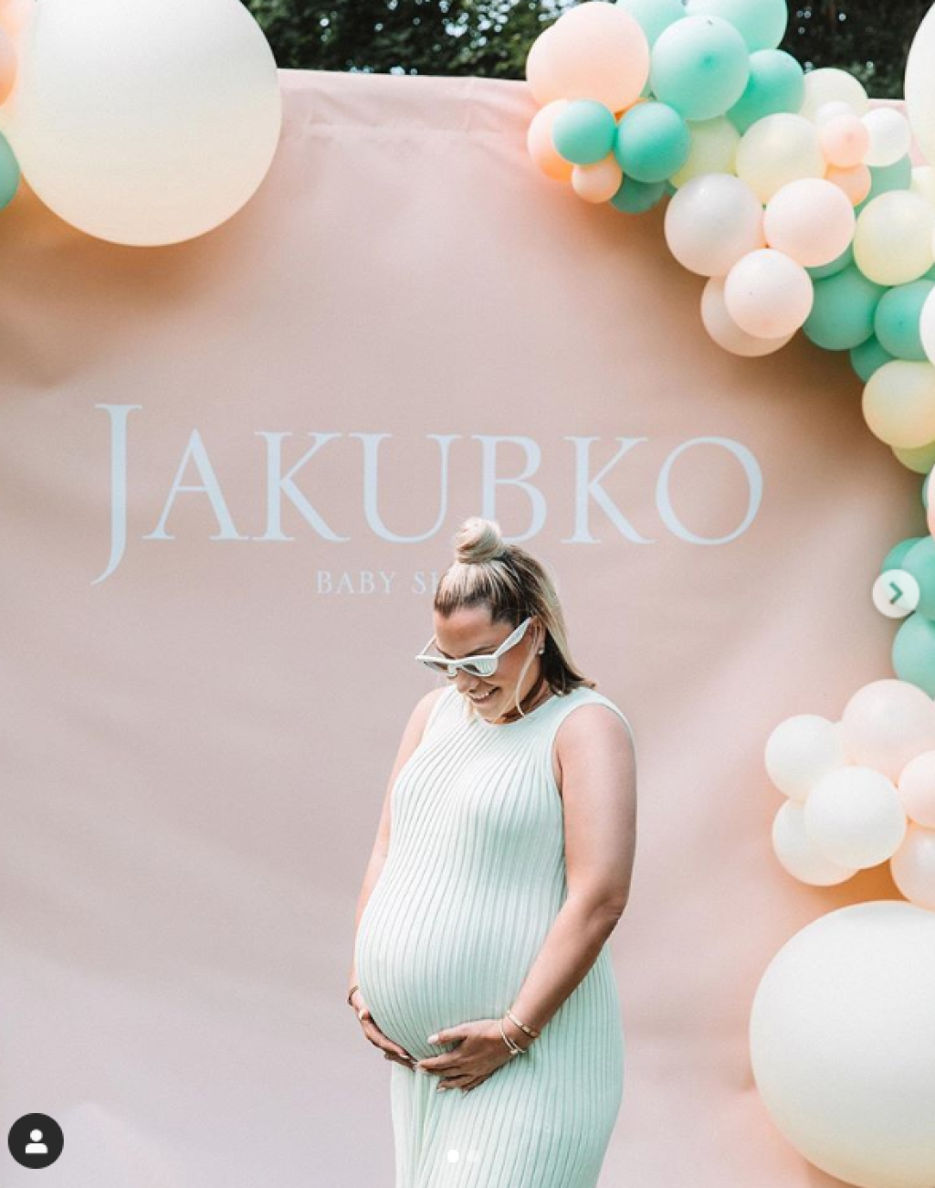 Dominika už o niekoľko dní porodí syna Jakuba. Bývalá slovenská tenistka si tehotenstvo užíva, o čom svedčia aj poriadne odvážne zábery, ktorými sa chválila počas deviatich mesiacov, ale aj tie, ktoré nafotila tesne pred pôrodom.