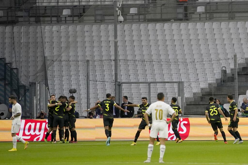 EBE 31 Marseille - Na snímke hráči Lisabonu oslavujú úvodný gól v prvej minúte v zápase D-skupiny 3. kola skupinovej fázy Ligy majstrov vo futbale Olympique Marseille - Sporting Lisabon v Marseille 4. októbra 2022. FOTO TASR/AP
Sporting players celebrate the first goal of their team during the Champions League group D soccer match between Marseille and Sporting at the Velodrome stadium in Marseille, southern France, Tuesday, Oct. 4, 2022. (AP Photo/Daniel Cole)