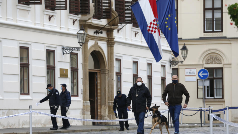 JB 18 Záhreb - Policajti vyšetrujú na mieste streľby na ulici v Záhrebe 12. októbra 2020.