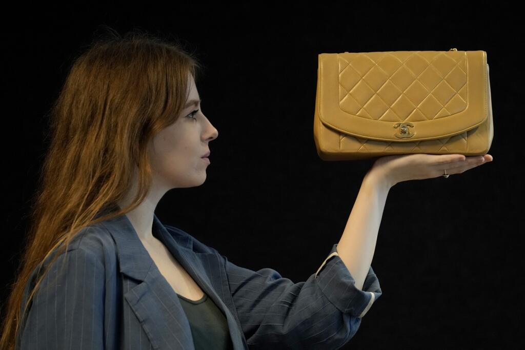 EBE 15 Londýn - Zamestnankyňa spoločnosti Bonhams vystavuje v Londýne v stredu 6. októbra 2021 béžovú kabelku z jahňaciny značky Chanel vzor „Diana“ (1991 - 94). Začiatkom 90. rokov 20. storočia britská princezná Diana spopularizovala túto kabelku natoľko, že módny návrhár Karl Lagerfeld na jej počesť premenoval kabelku jej menom. Kabelka v cene 2 000 - 3 000 britských libier bude dražená v aukcii v Bonhams v Londýne 12. októbra 2021. FOTO TASR/AP
A Bonhams employee displays a beige lambskin med