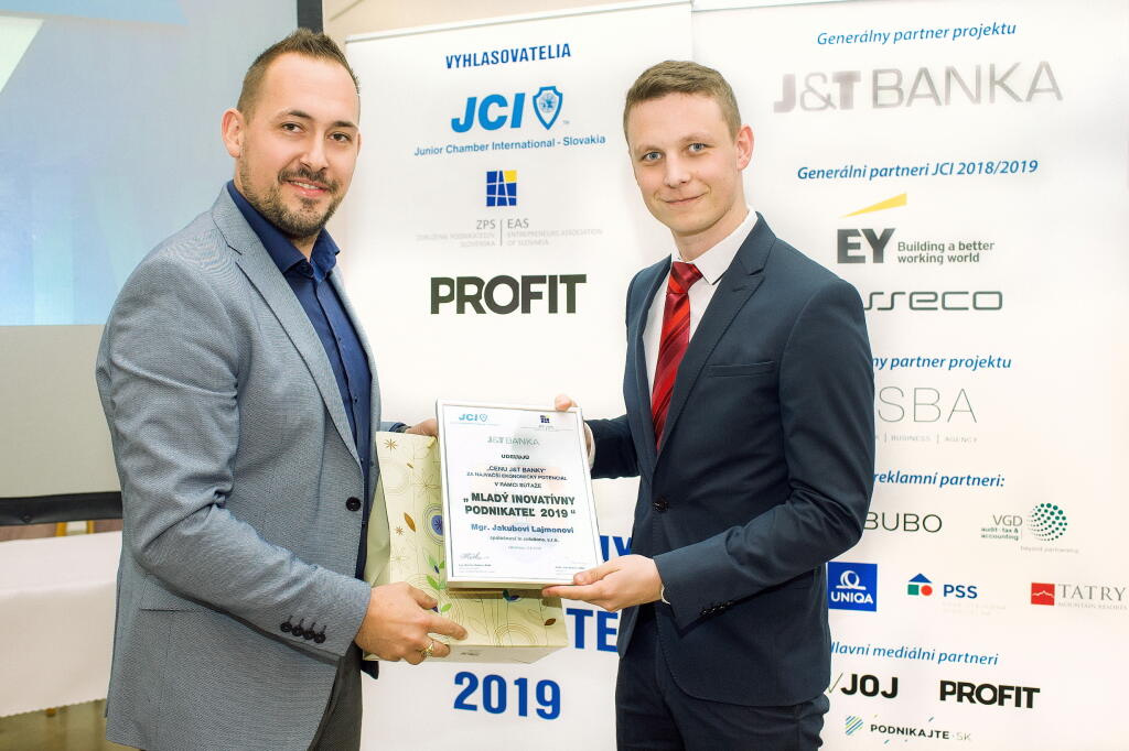 Jakub Lajmon (vpravo) získal cenu Mladý inovatívny podnikateľ roka 2019 za svoje predchádzajúce aktivity, ktoré súviseli s jeho programátorskými projektmi.
