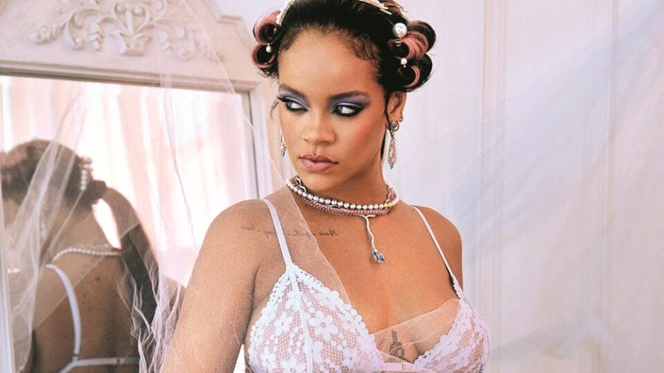 Nová kolekcia jar/leto: Rihanna predvádza svoju novú spodnú bielizeň spolu s modelkami. Čipkované podprsenky a korzety sú inšpirované Máriou Antoinettou. Toto by nosila?