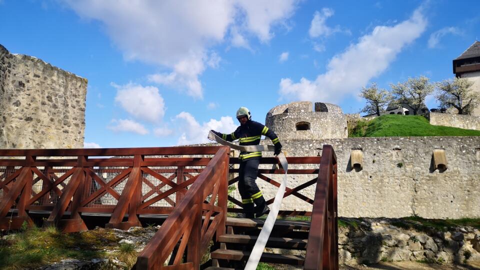 Les pompiers ont tiré des lances sur le château à une distance d'environ 250 mètres.