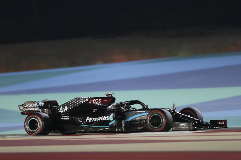 Lewis Hamilton sa dostal pod paľbu kritiky.
