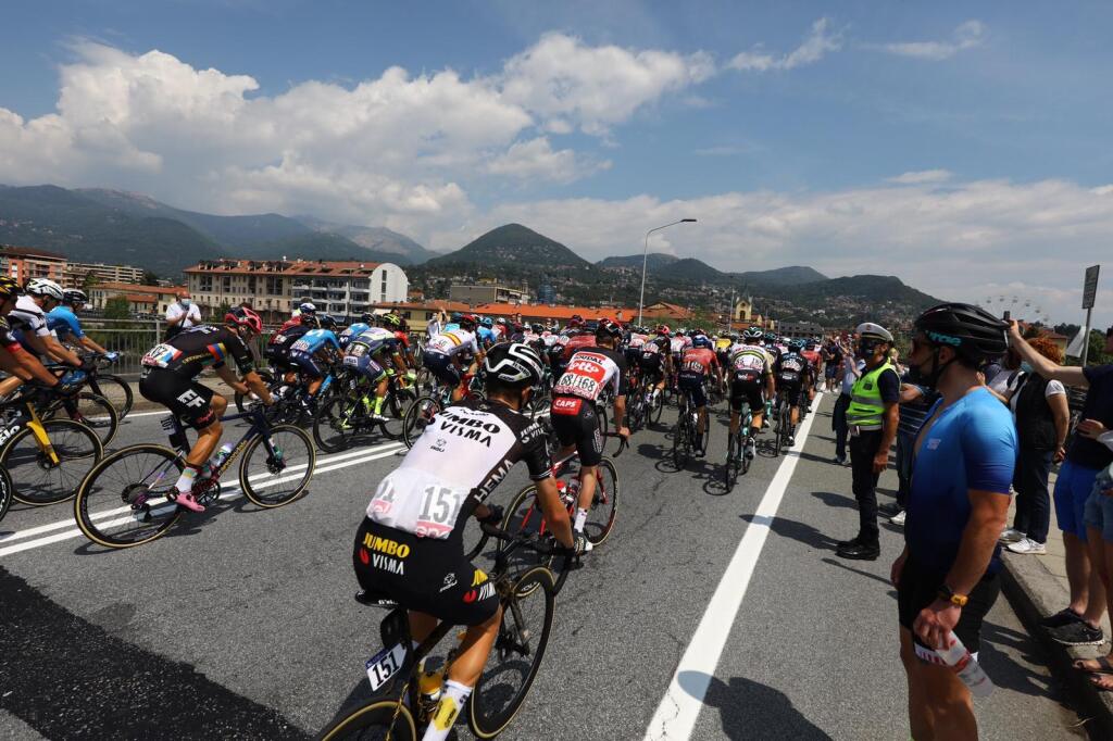 Štart 20. etapy Giro d´Italia vyvolal v mestečku Verbania-Valle Spluga ošiaľ. Stovky fanúšikov vyprevádzali cyklistov na 164-kilometrovú trať.