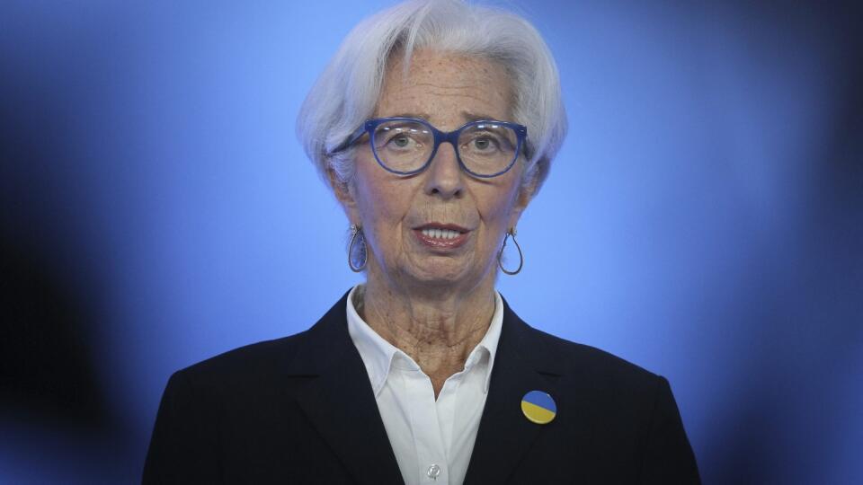 PK 43 archív Frankfurt nad Mohanom - Na archívnej snímke z 10. marca 2022 prezidentka Európskej centrálnej banky (ECB) Christine Lagardová hovorí počas tlačovej konferencie po skončení zasadnutia Rady guvernérov vo Frankfurte nad Mohanom. Lagardová v pondelok 21. marca 2022 vyhlásila, že eurozóna nevykazuje známky stagnácie hospodárstva, a to aj napriek tomu, že invázia Ruska na Ukrajinu začala ovplyvňovať ekonomiku a zároveň ďalej tlačiť nahor už aj tak rekordný rast spotrebiteľských cien. FOTO