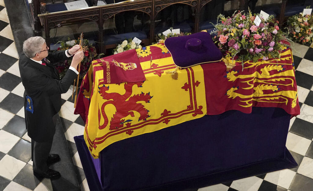 Na snímke lord komorník Baron Parker láme palicu na znak ukončenia jeho služby počas obradu rozžehnania sa s telom britskej kráľovnej Alžbety II. v Kaplnke svätého Juraja na hrade Windsor v pondelok 19. septembra 2022.