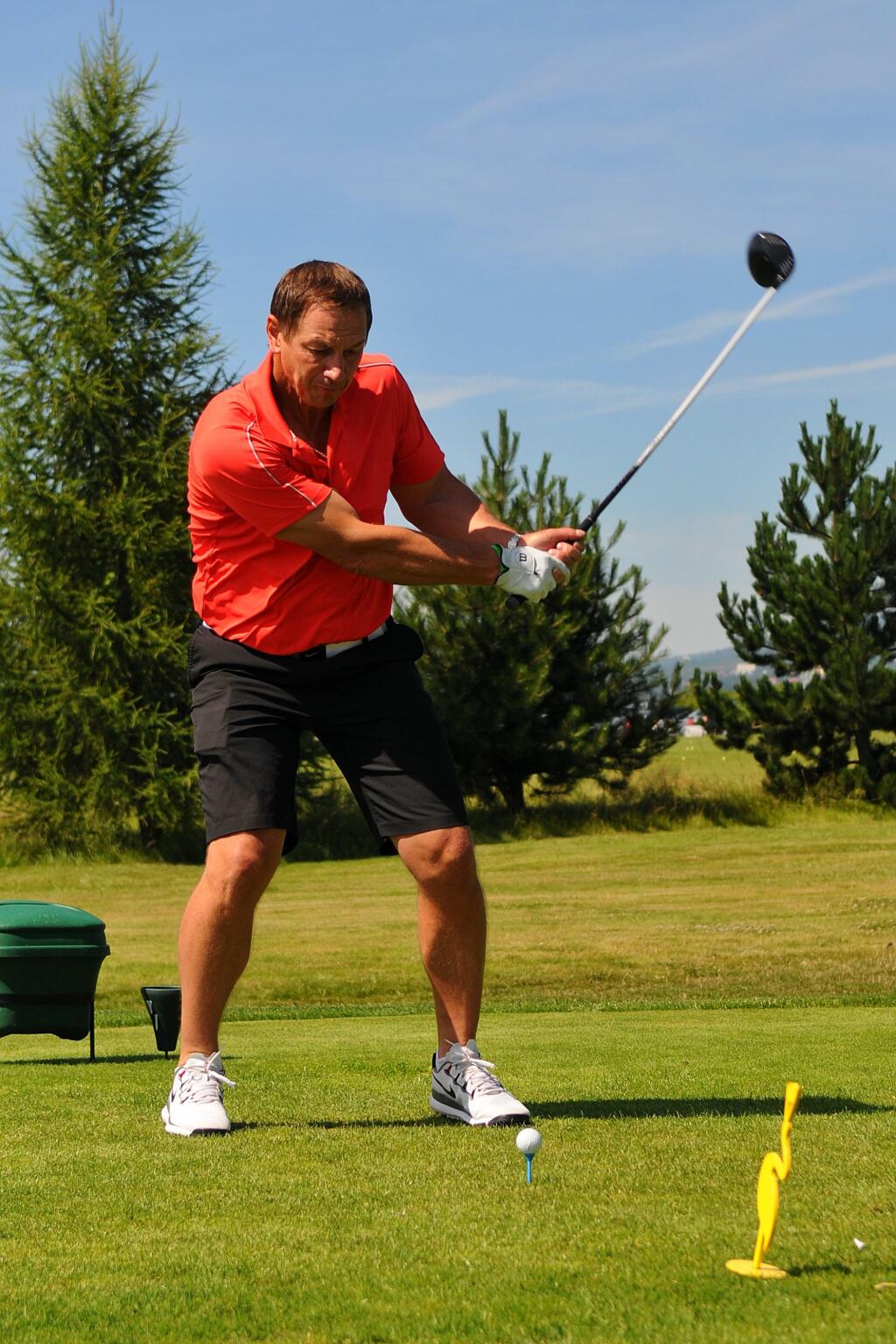 Na snímke bývalý slovenský hokejista Peter Bondra odpaľuje loptičku z odpaliska číslo jeden počas 8. ročníka Charity golf cup-u vo Veľkej Lomnici 1. augusta 2015.