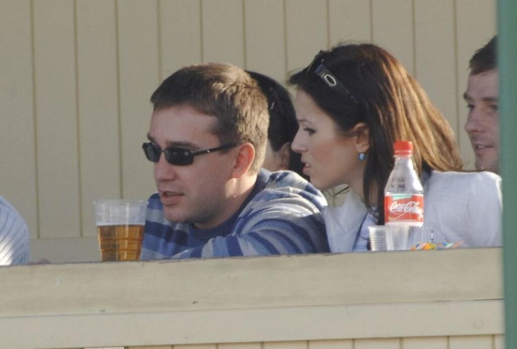 Po čase sa vzťahy medzi manželmi začali zhoršovať, až dospeli k rozvodu. Špekulovalo sa o tom, že si bývalý hokejista počas manželstva našiel ďalšie